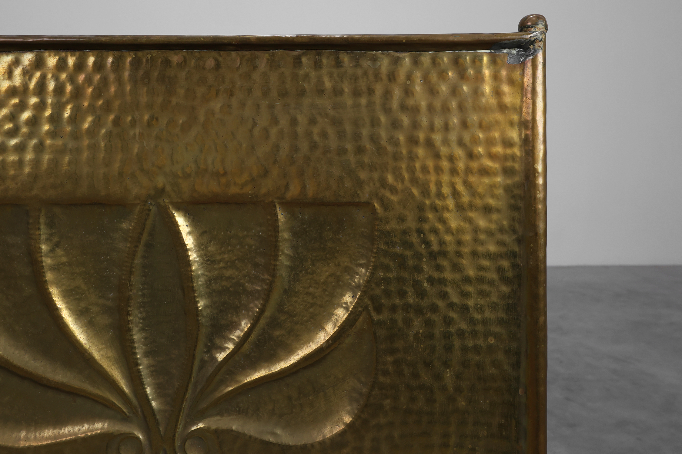 Elegant Art Deco hammered Copper Fireplace Screen, France 1920sthumbnail